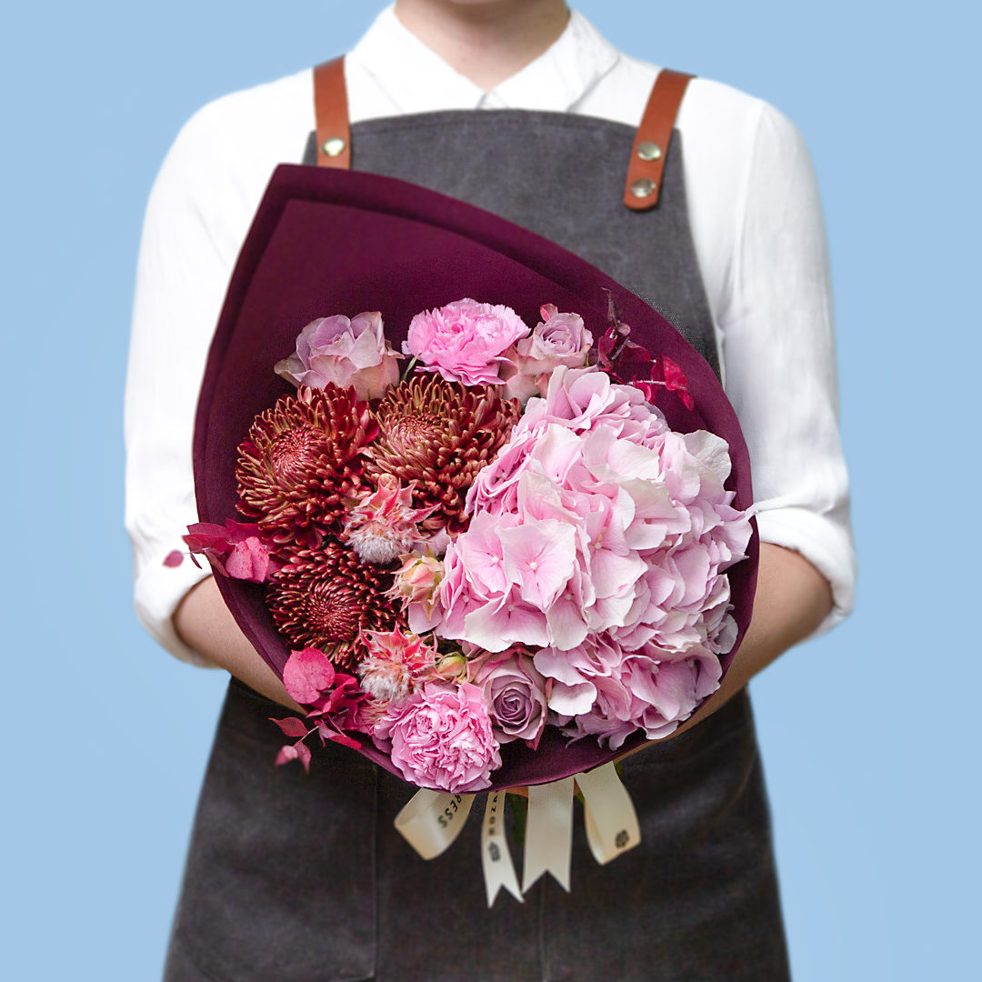 Купить букет с розовой гортензией и хризантемой Бигуди с доставкой по Москве