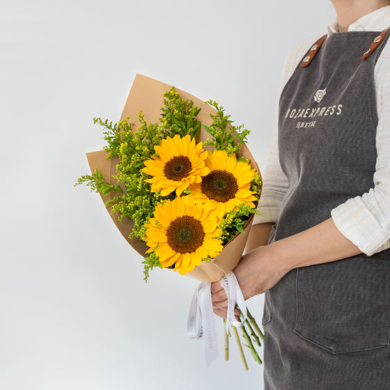 заказать букет Солидаго и подсолнух