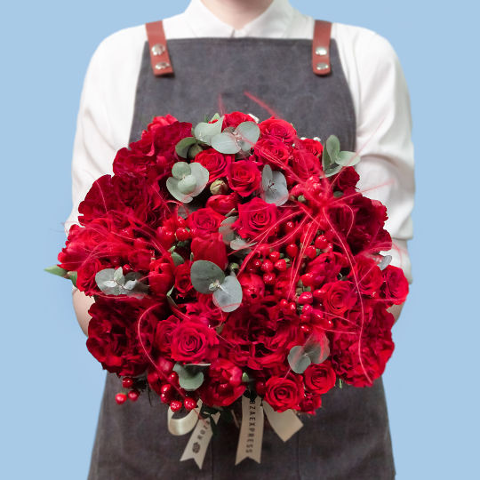  заказать букет Красные тюльпаны и роза Хартс