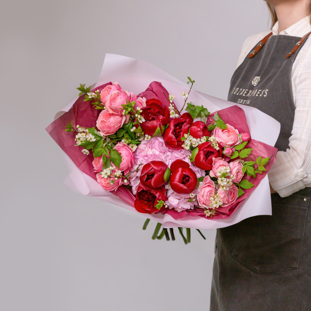 заказать букет Пионы Ред шарм и гортензия