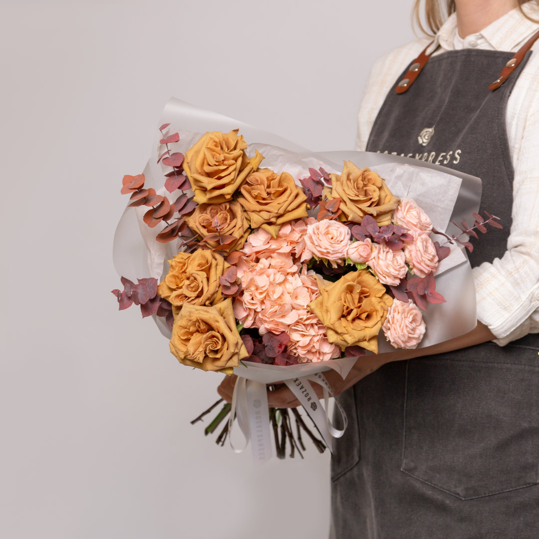 заказать букет Розы Тофи и персиковая гортензия