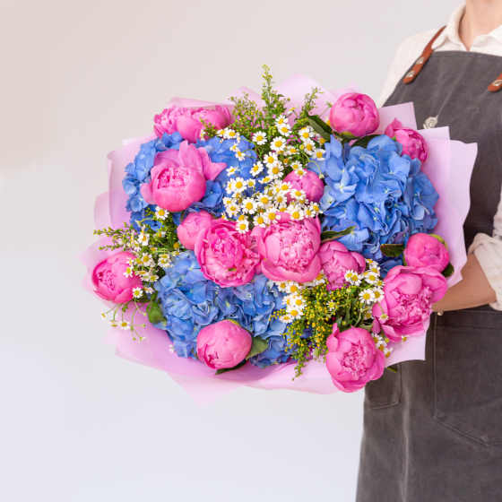 заказать букет Гортензия и пионы фуксия