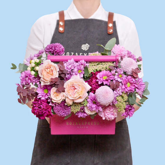 заказать букет Ящик с хризантемой Момоко и розой Кейра