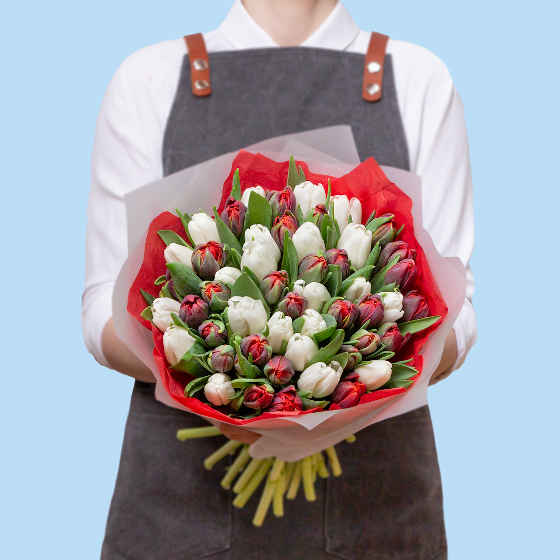 заказать букет Белые и красные тюльпаны