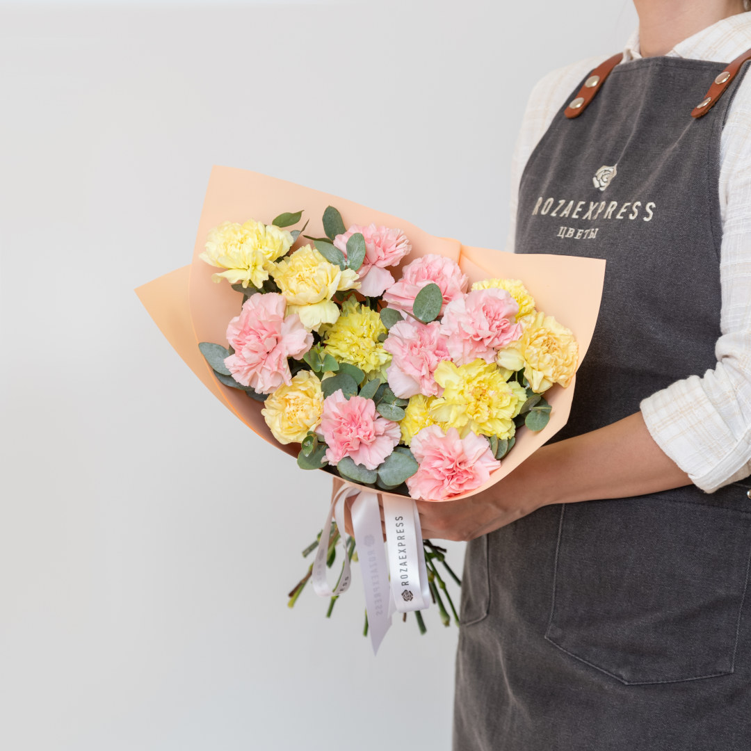 заказать букет Гвоздики микс и эвкалипт