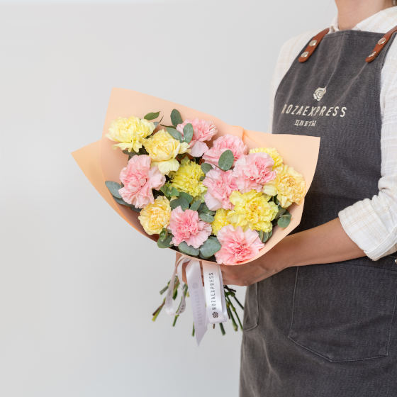 заказать букет Гвоздики микс и эвкалипт