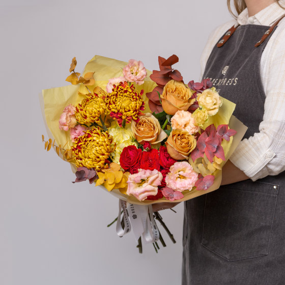 заказать букет Хризантема Фуэго и красная кустовая роза