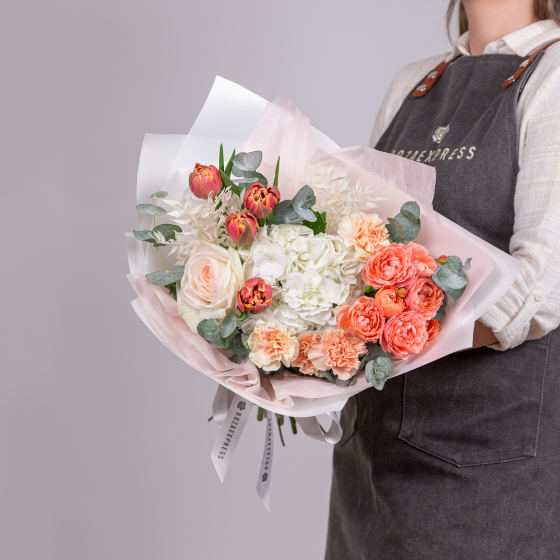 заказать букет Белая гортензия и тюльпаны