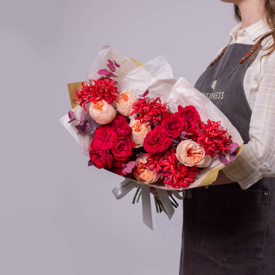 заказать букет Розы Джульетта и красная кустовая роза