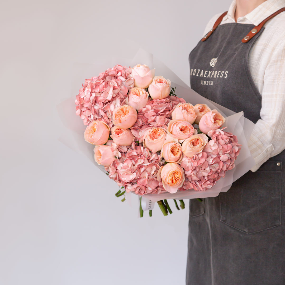 заказать букет Гортензия и розы Джульетта