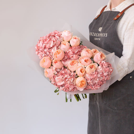 заказать букет Гортензия и розы Джульетта