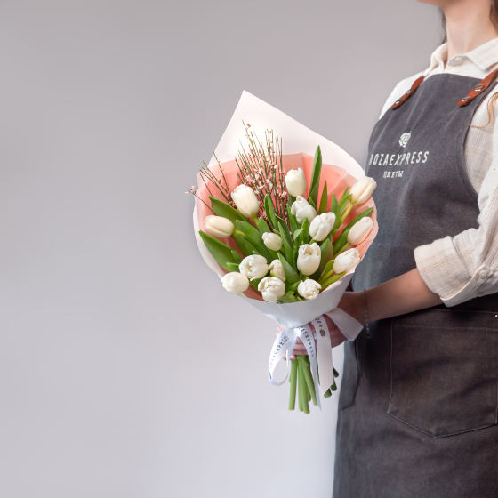 заказать букет Белые тюльпаны и гениста