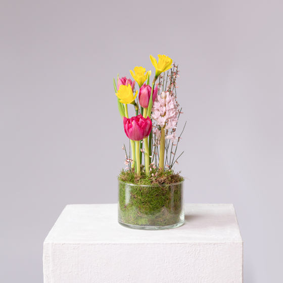 заказать букет Ваза с тюльпанами и нарциссами