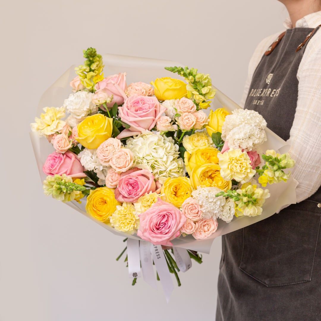 заказать букет Кустовые розы Бомбастик и розы Пинк Охара