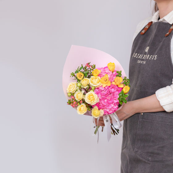 заказать букет Нарциссы и гортензия