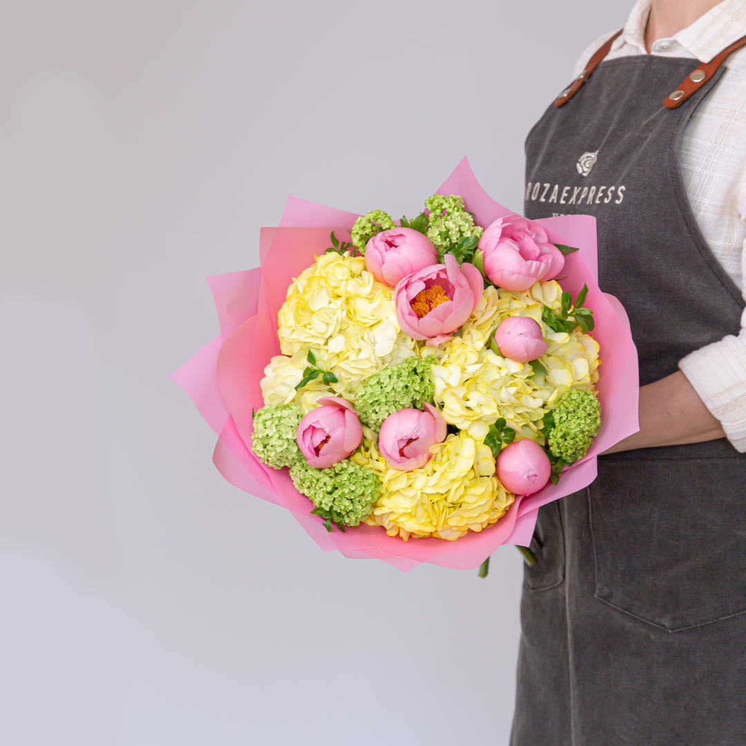 заказать букет Желтая гортензия и пионы
