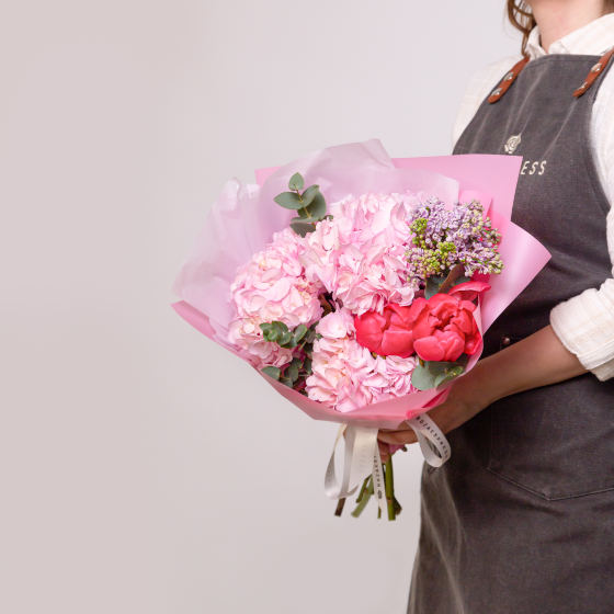 заказать букет Пионы Корал Шарм и сирень