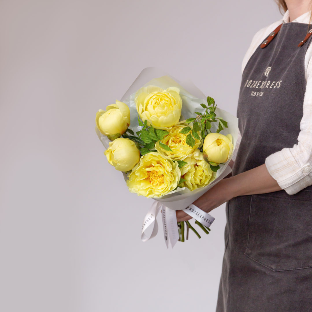 заказать букет 7 пионов Бартзелла