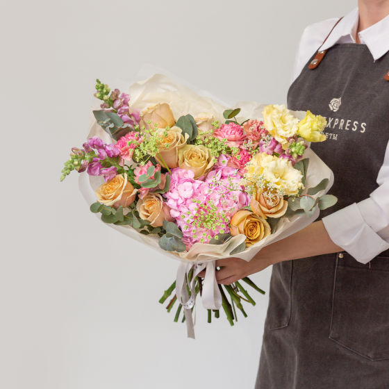 заказать букет Розы Голден Мустард и гвоздики