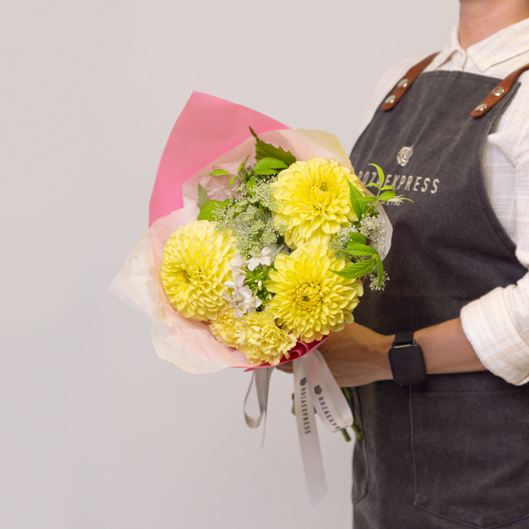 заказать букет Желтые георгины и диантусы