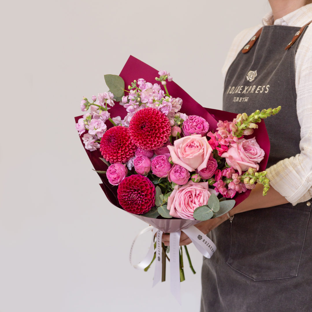 заказать букет Бордовые георгины и розы Пинк Охара