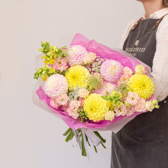 заказать букет Лиловые и желтые георгины