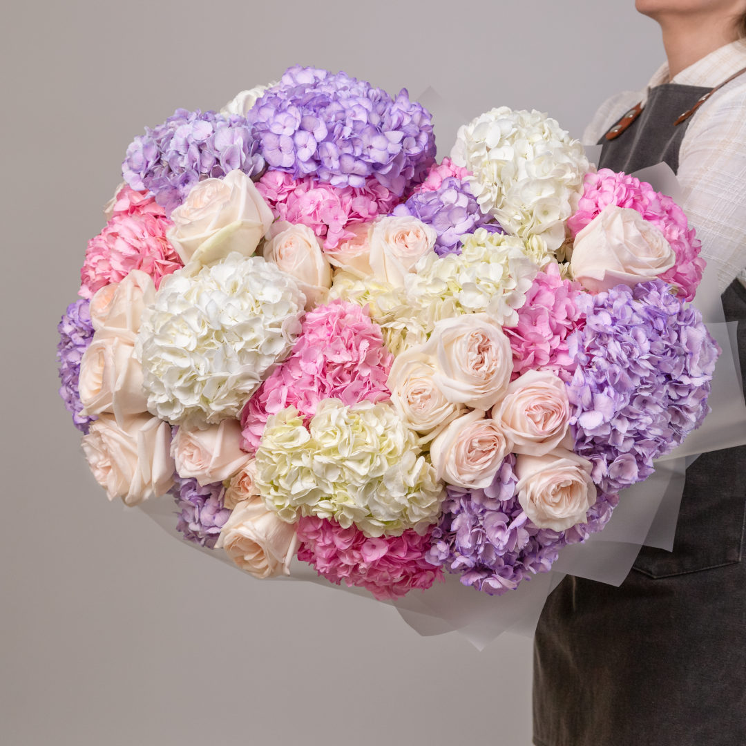 заказать букет Микс гортензий и розы Вайт Охара
