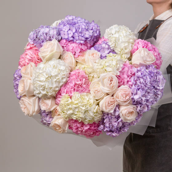 заказать букет Микс гортензий и розы Вайт Охара