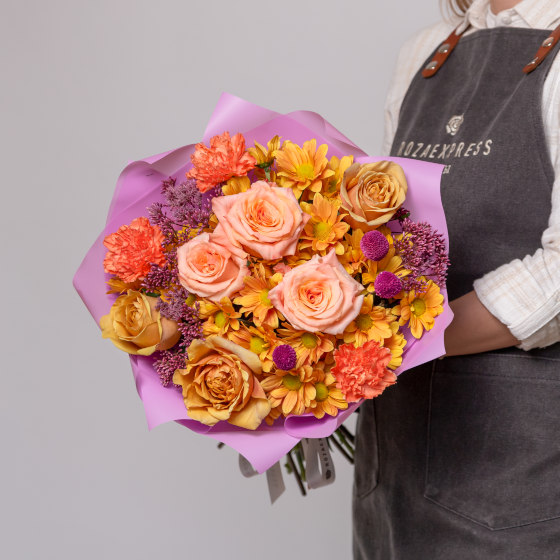 заказать букет Кустовая хризантема и розы Голден Мустард