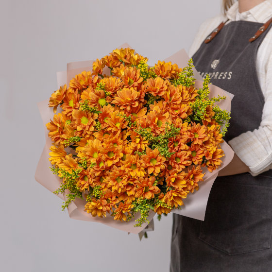 заказать букет Кустовая хризантема Гранд Оранж и солидаго
