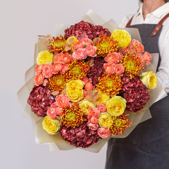 заказать букет Бордовые гортензии и розы Каталина