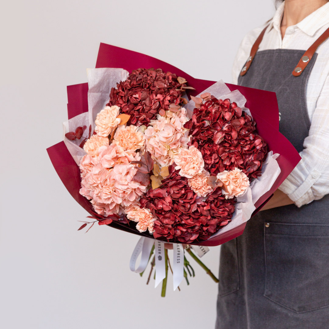 заказать букет Бордовые гортензии и диантусы
