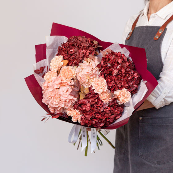 заказать букет Бордовые гортензии и диантусы