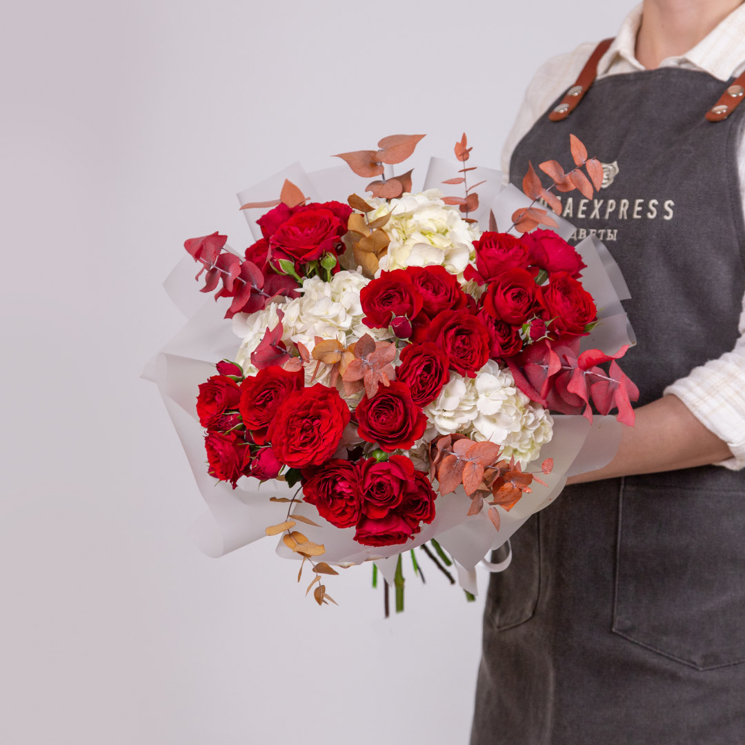 заказать букет Красные кустовые розы и белые гортензии
