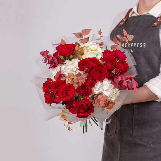 заказать букет Красные кустовые розы и белые гортензии