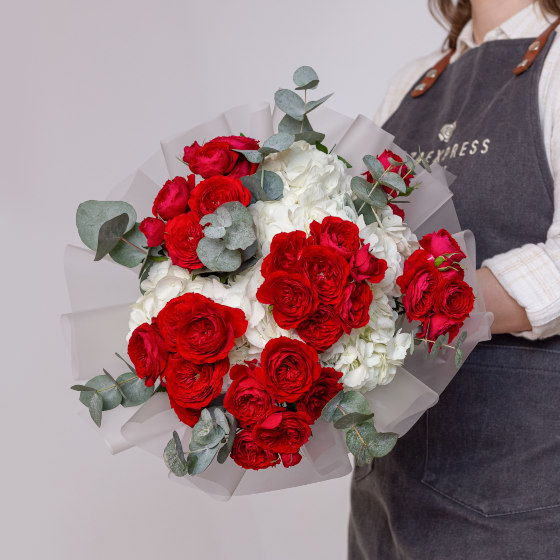 заказать букет Красные кустовые розы и белые гортензии