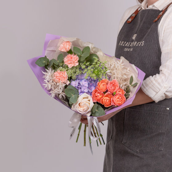 заказать букет Гортензия и кустовая роза Джульетта