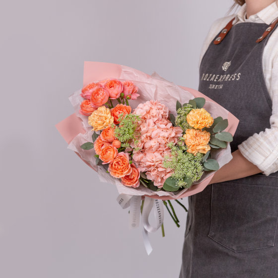 заказать букет Кустовая роза Джульетта и гвоздики