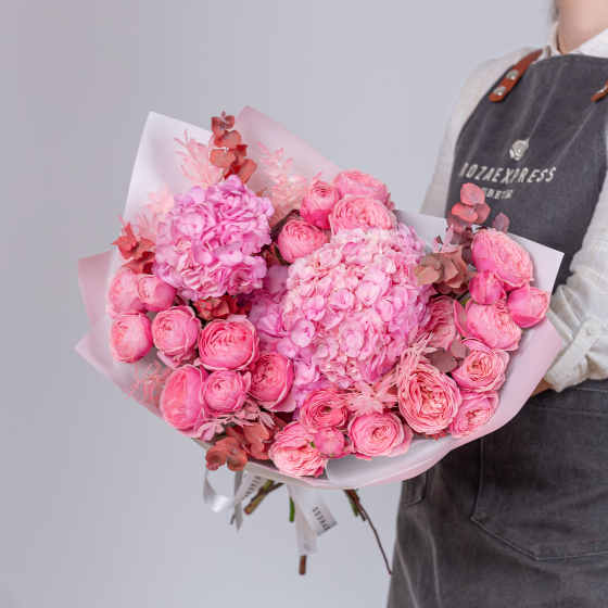 заказать букет Розы Сильва Пинк и гортензии