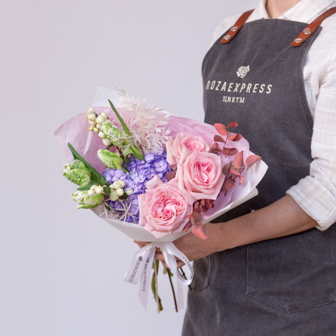 заказать букет Розы Пинк Охара и тюльпаны Пэррот