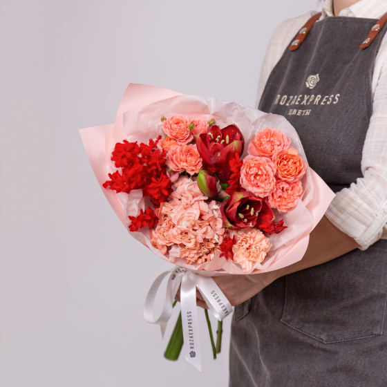 заказать букет Амариллис и кустовая роза Джульетта