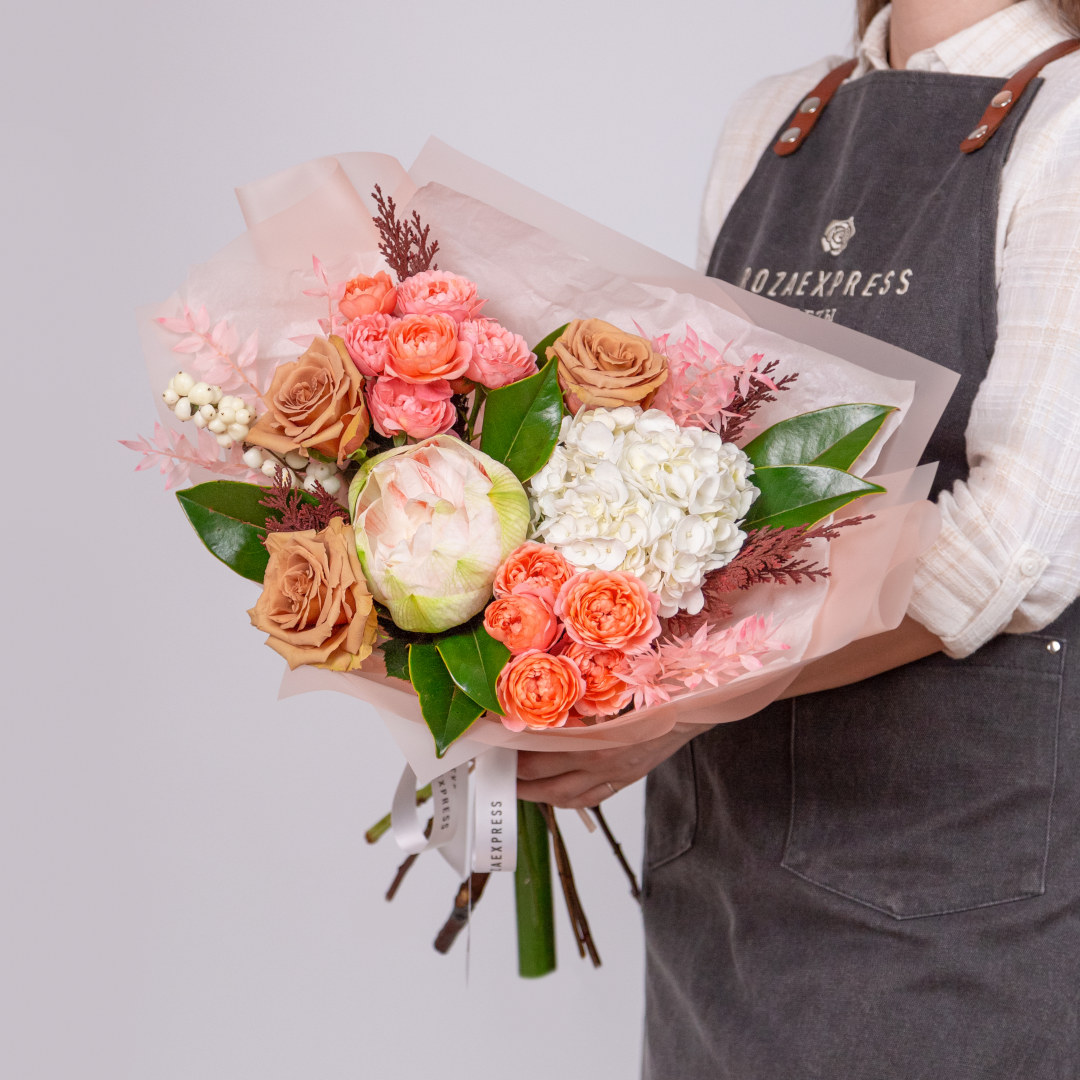 заказать букет Амариллис и розы Тофи