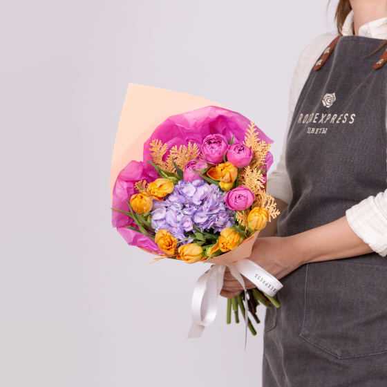 заказать букет Оранжевые тюльпаны и гортензия