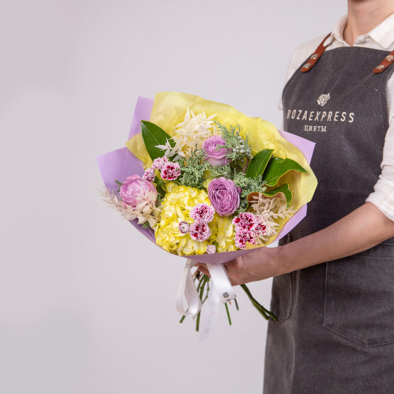 заказать букет Гортензия и кустовая гвоздика