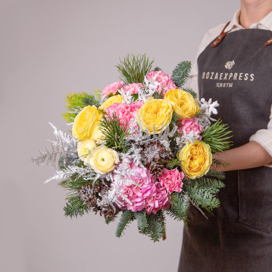 заказать букет Розы Каталина и ранункулюсы