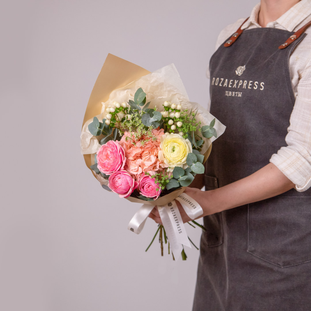 заказать букет Персиковая гортензия и ранункулюс