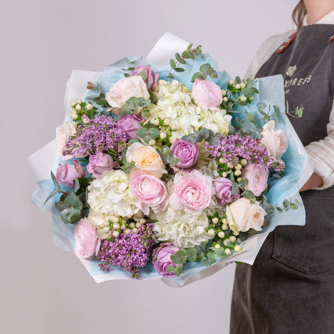 заказать букет Розы Вайт Охара и ранункулюсы