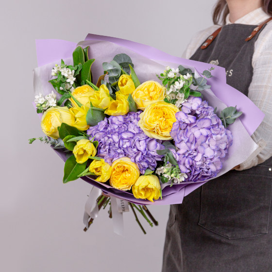 заказать букет Гортензии и желтые тюльпаны