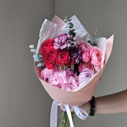 заказать букет Кустовые розы и гортензия