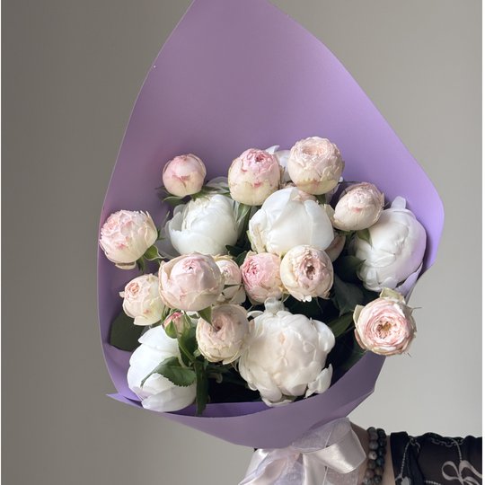  заказать букет Белый пион и кустовая роза Мейнсфилд парк